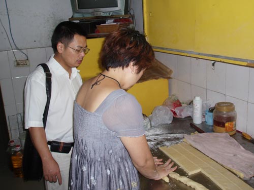 糕点教师到学员店中指导制作产品